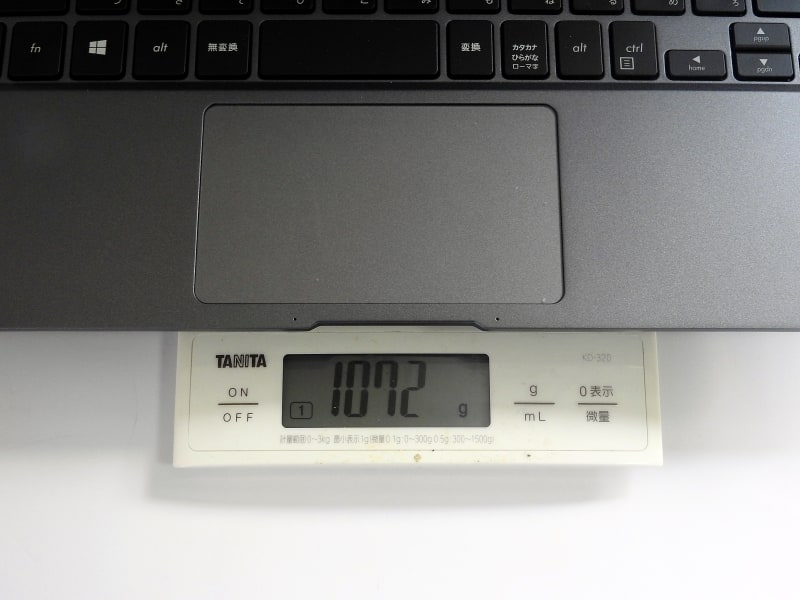 B9440UAの試用機の重量は、実測で1.072kgだった