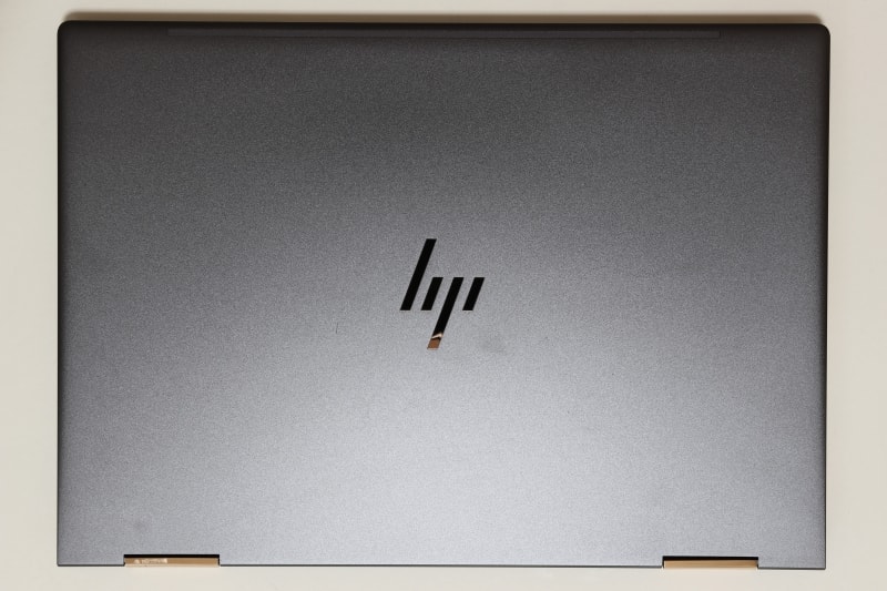 本体天面。hpのロゴは鏡面仕上げ。筐体表面には梨地処理が施されており、細かな傷が付いてもあまり目立たない