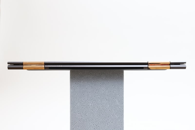 本体背面。あまり目立たないが、本体側に冷却口が設けられている