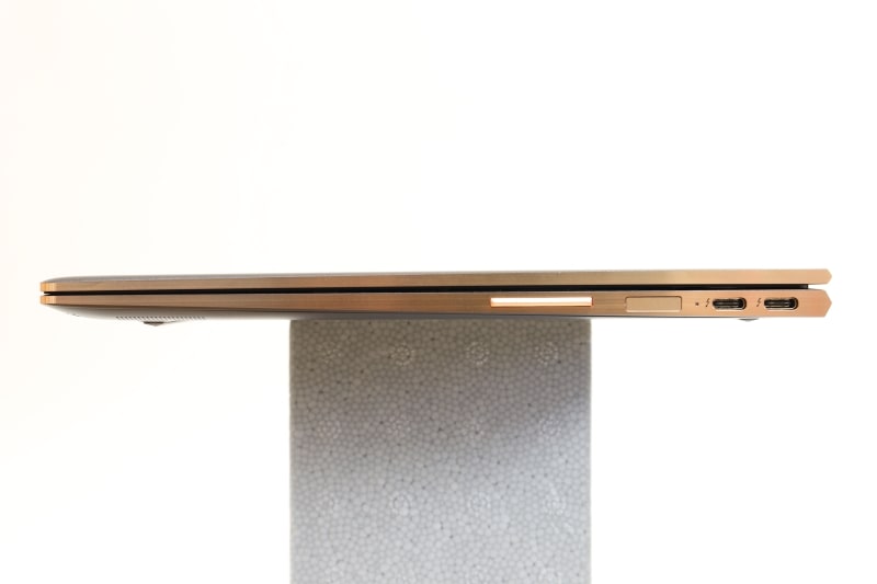 本体右側面。左からボリュームボタン、指紋リーダ、USB 3.1 Type-C(Thunderbolt 3対応、電源オフUSBチャージ機能対応)×2を配置