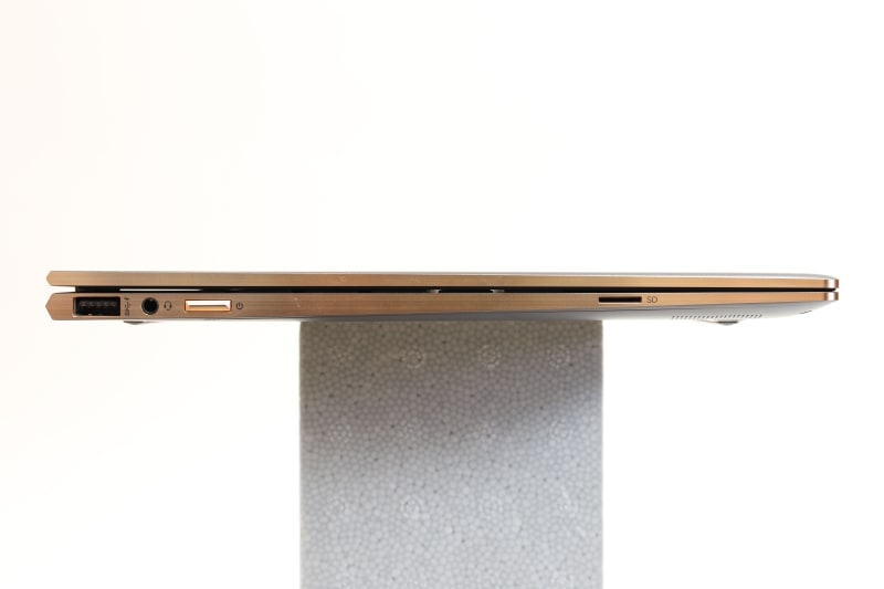 本体左側面。左からUSB 3.1 Type-A(電源オフUSBチャージ機能対応)、マイクロフォン/ヘッドフォン・コンボ・ジャック、電源ボタン、microSDカードスロットを用意