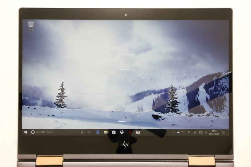 ディスプレイ面。上部中央にHP TrueVision フルHD Webcam (約200万画素)とIR カメラが、その両横に内蔵デュアルマイクが配置されている