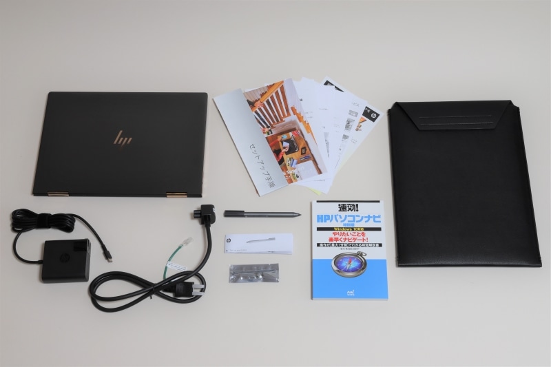 本体同梱物一覧。左上から本体、マニュアル(セットアップ手順、HP Service & Support パソコン生活まるごとガイドブック、サービスおよびサポートを受けるには、アンケートご協力へのお願い、製品の仕様に関する注意事項、HP MYステッカーサービス、プレミアムキャッシュバック)、専用スリーブケース、ACアダプタ、電源コード、Spectreアクティブペン、Spectreアクティブペンのマニュアル、単6電池、速効!HPパソコンナビ特別版