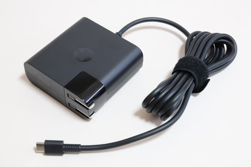 ACアダプタ。コード長は実測約175cm