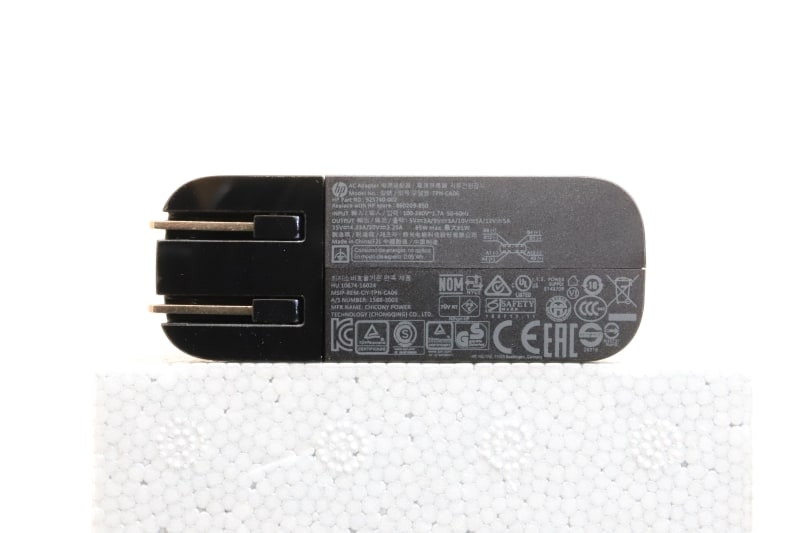 ACアダプタの仕様は、入力100-240V~1.7A、出力5V/3A、9V/3A、10V/5A、12V/5A、15V/4.33A、20V/3.25A、容量は65W