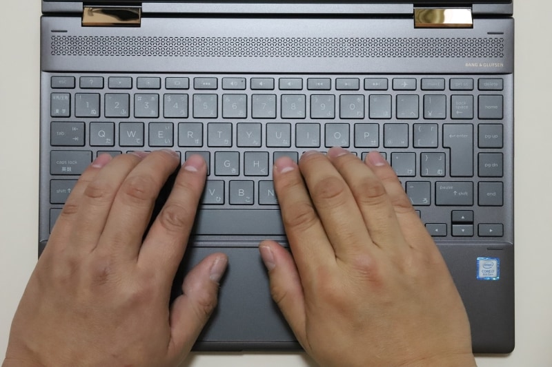 キーボードは89キーのJIS標準準拠仕様。Enterキーの右横に縦に一列キーが配置されているので、Enterキーを打ちづらい