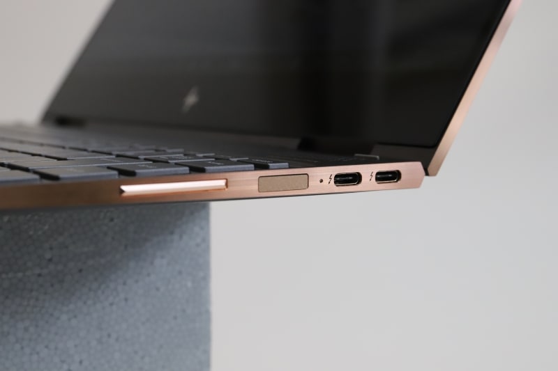 右側面には指紋認証センサーを搭載。IRカメラが動作しにくい屋外などで、ロック解除のためのバックアップとして重宝する