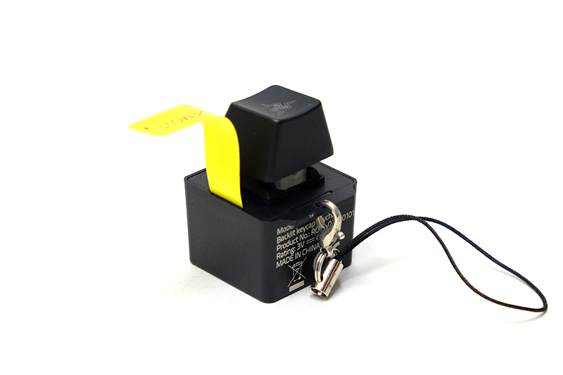 黄色のテープを外してやれば、押したさいにLEDが光る