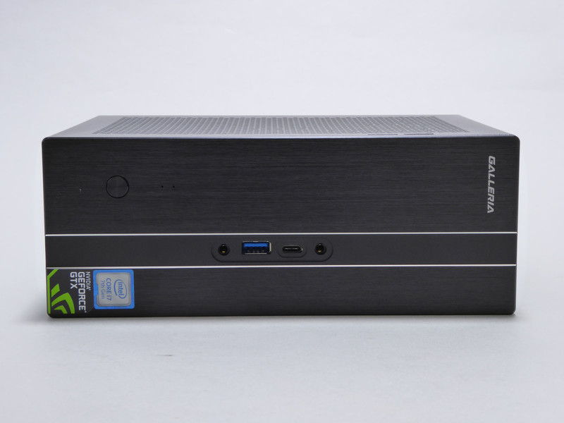 前面はフラットでヘアライン仕上げ。左上に電源ボタン、その横に小さく2つのアクセスLED、中央にUSB 3.0 Type-AおよびType-C、その左右にオーディオ入出力を備える