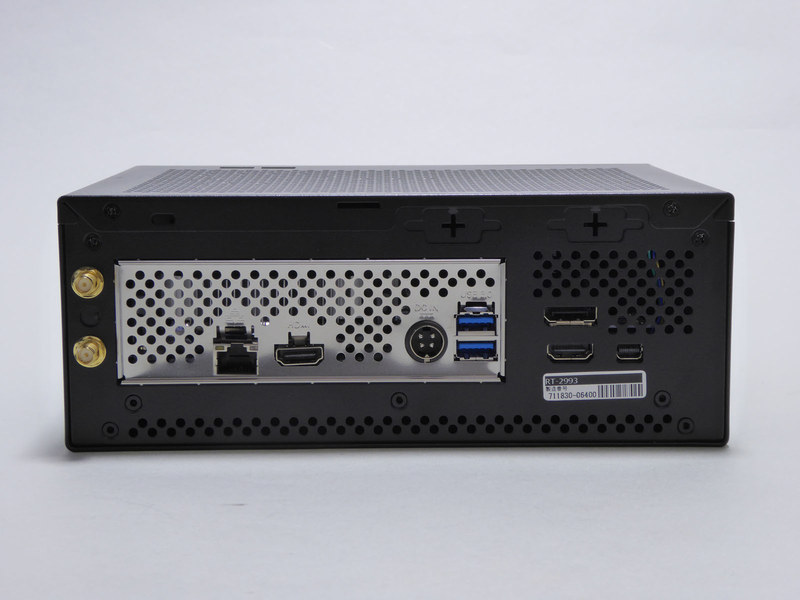 左端に無線LANアンテナ端子、そして一般的なマザーボード同様のバックパネルにGigabit Ethernet、HDMI、ACアダプタ用端子、USB 3.0×2、少し離れたところにビデオカード上のDisplayPort。Mini DisplayPort、HDMI端子がある