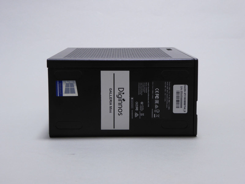 左側面はとくになし。縦置き時はここが底面になるので、四隅にゴム足を貼り付けるスペースがある