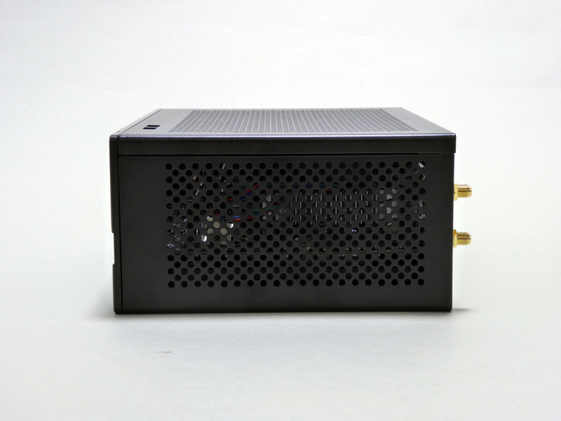 右側面はメッシュ