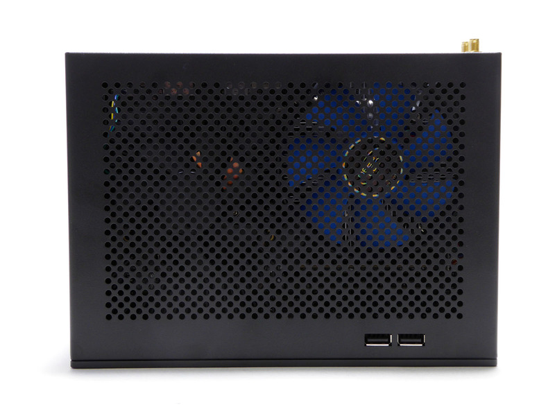 天板は大部分がメッシュの通気口。内部には右にCPUファン、写真では見えづらいが左にGPUファンがある。そして右手前にUSB 2.0×2ポートがある