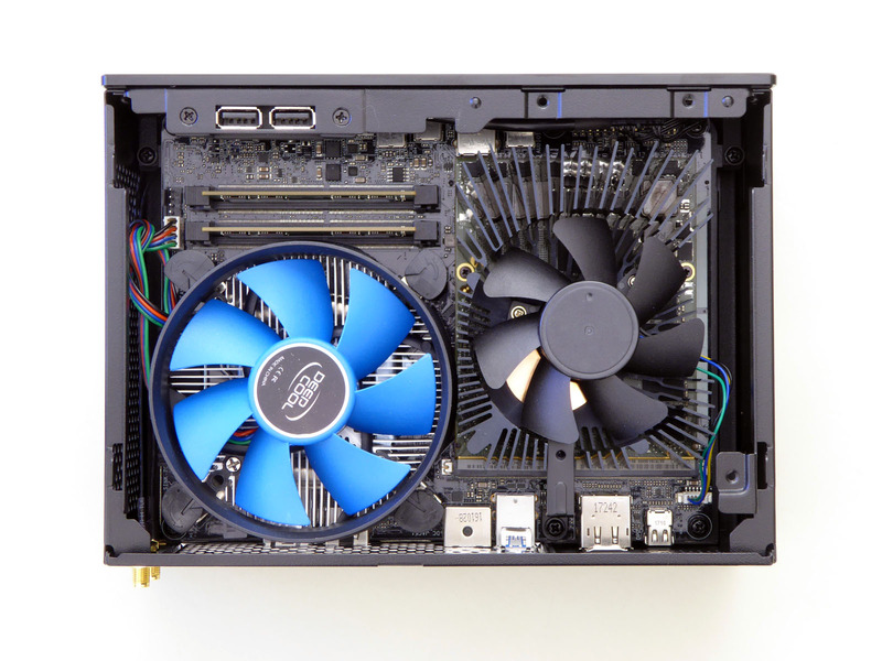 左がCPUクーラー。その上にメモリスロット。右はGPUクーラー