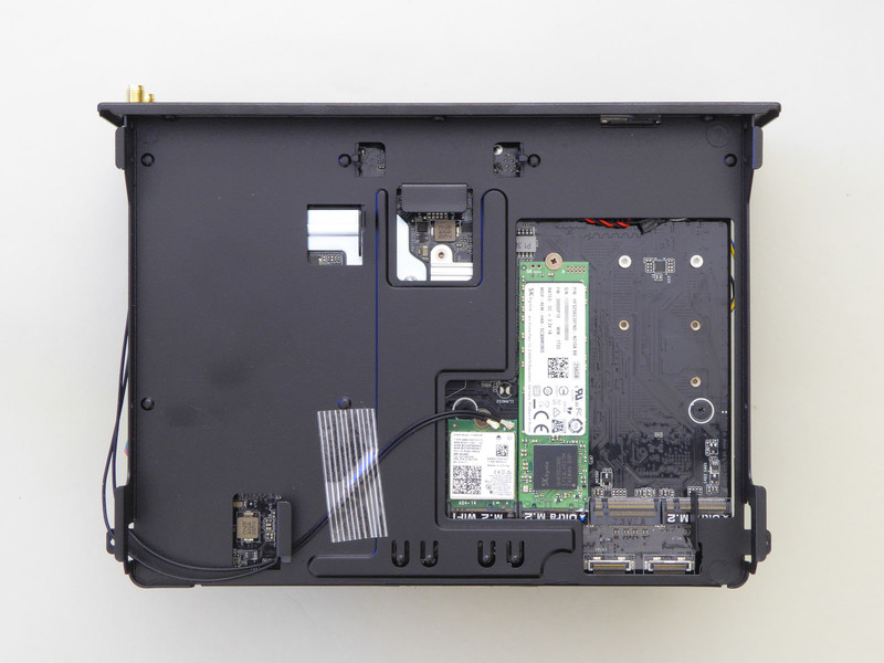 右寄りに無線LAN用のM.2、さらに3つのストレージ用M.2スロットが並ぶ