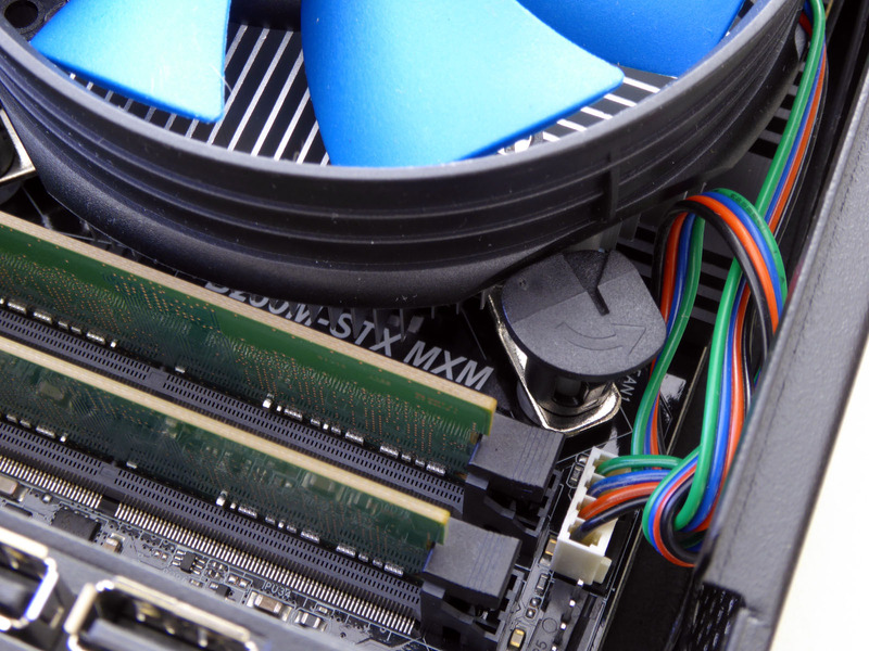 プッシュピン方式のトップフロー型だ。隙間からマザーボードの型番「B250M-STX MXM」が確認できた