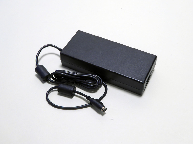 ケーブルは長めなので机の下に置いけば大きさは気にしなくてよい