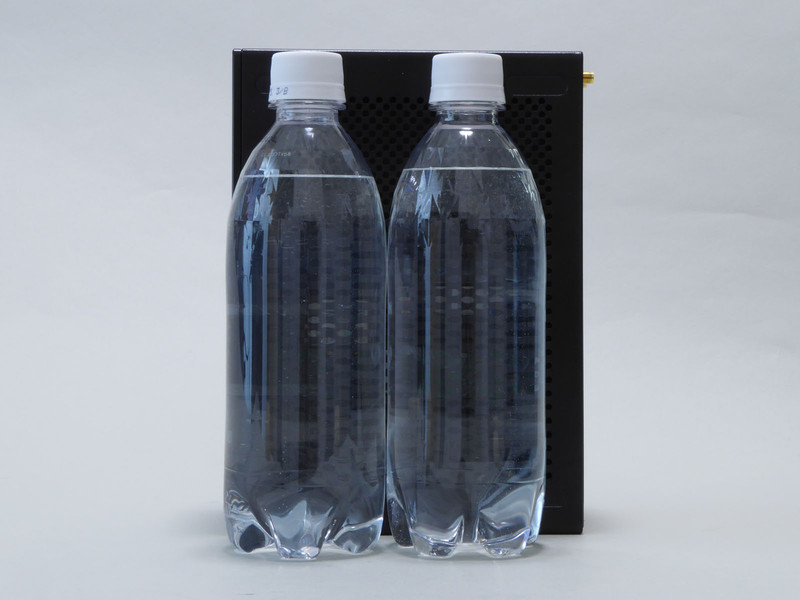 500mlペットボトルとだいたい同じ程度の大きさ。自分の机で試してみよう