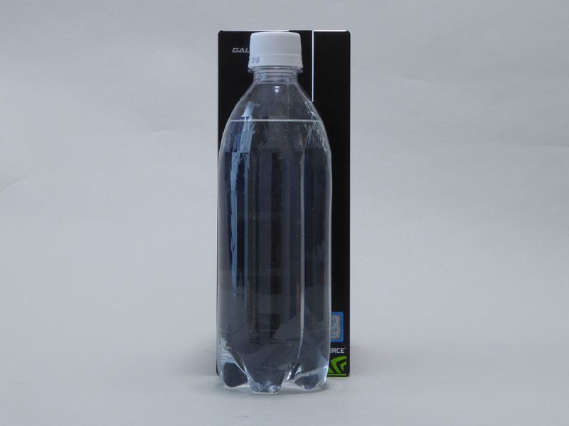 500mlペットボトルとだいたい同じ程度の大きさ。自分の机で試してみよう