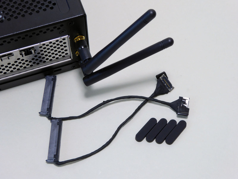 無線LANアンテナやゴム足とともにSATA変換ケーブル2本が付属する