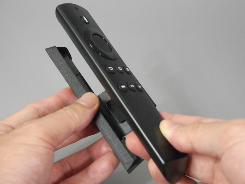 まずはリモコンにアダプタをはめ込む