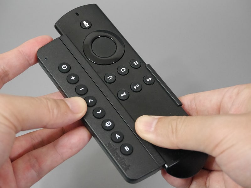 続いて本体をスライドさせて固定する。いったん取り付けると容易には外れないので注意