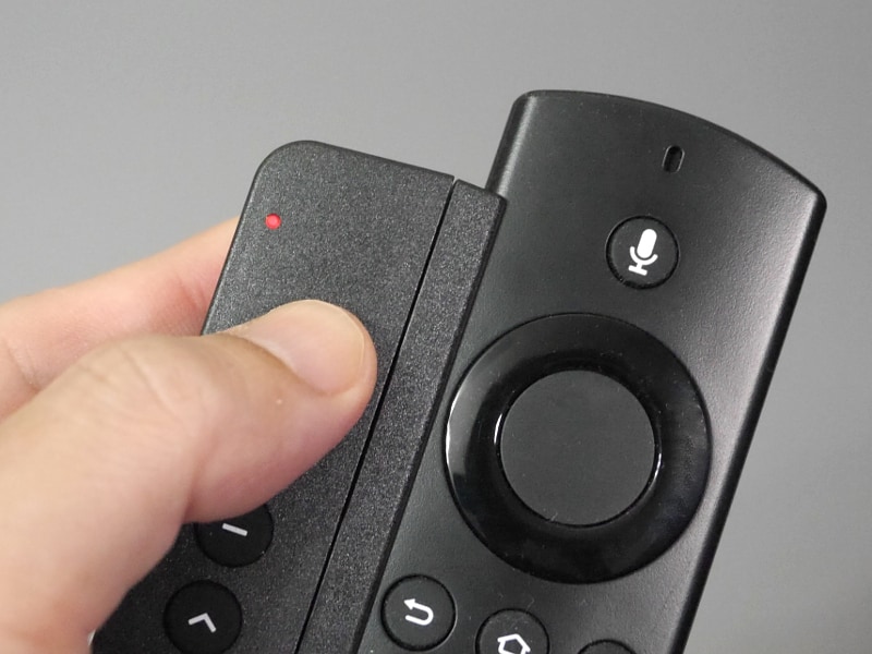 リモコンの学習は、「最上段のPowerボタン」と「最下段のBonusボタン」を同時に押して設定モードにしたのち、割り当てたいボタンを押す→向かい合わせにした機器側リモコンの該当ボタンを順に押す作業を繰り返す。設定モードでは上部のLEDが赤く点灯する