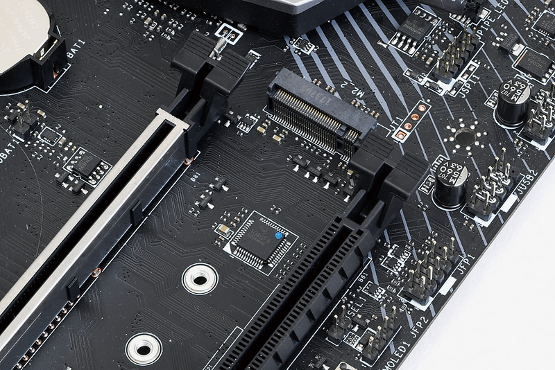 高速なSSDを搭載できるM.2スロットは今や大多数の製品が備えている。問題はその数。将来の増設やRAID構築を考えているなら複数搭載する製品を選ぼう。また、最新のNVMe M.2 SSDはPCI Express 3.0 x4対応のM.2スロットでないと性能を発揮できないので注意したい