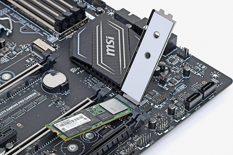 高速なNVMe M.2 SSDは発熱が大きいので、クーラーの有無は重要。チップセットのヒートシンクと一体化されたものも独立したものも、安価な市販のヒートシンクを上回る能力を持つ