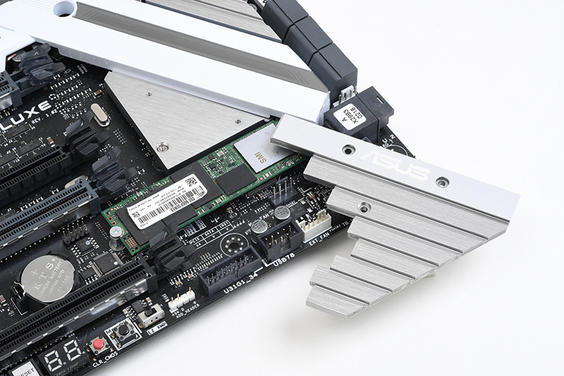 高速なNVMe M.2 SSDは発熱が大きいので、クーラーの有無は重要。チップセットのヒートシンクと一体化されたものも独立したものも、安価な市販のヒートシンクを上回る能力を持つ