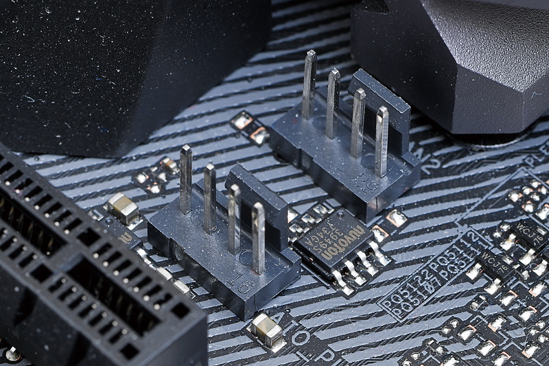 ケースファンの電源コネクタの数は製品によって違う。増設も考えると、必要な数に1、2基プラスして考えておきたい