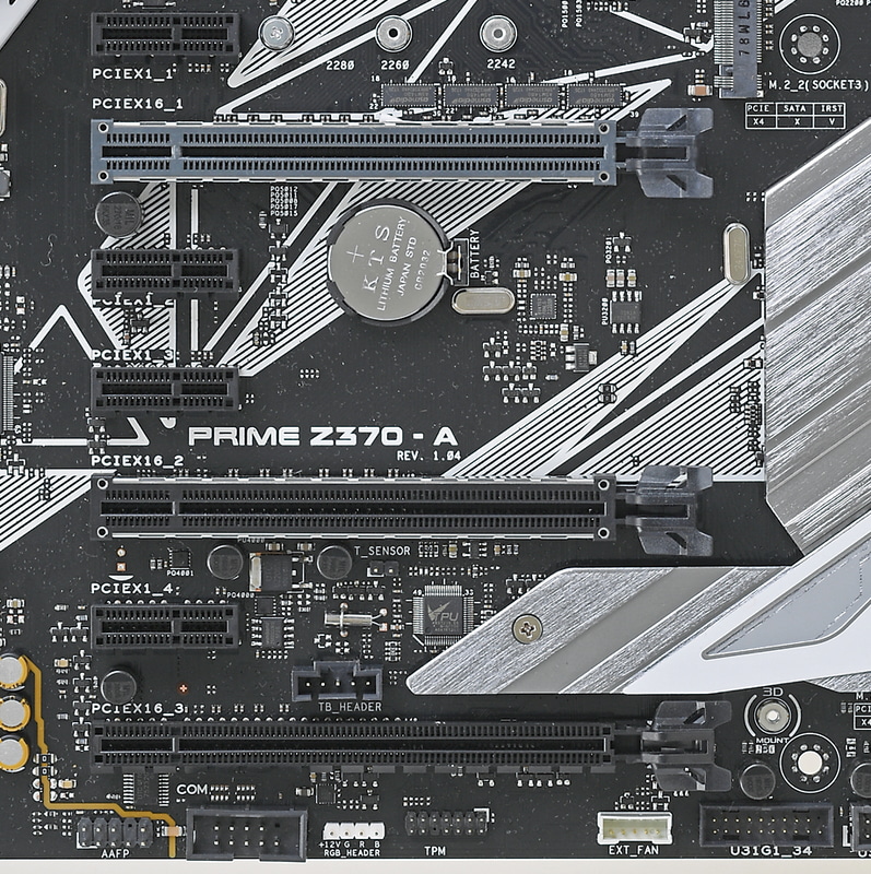 SLIやCrossFireXなどのマルチGPUや、拡張カードタイプのSSDの利用を考えるならPCI Express x16形状スロットの数や仕様に気を付けたい