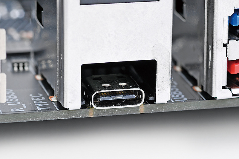 Thunderbolt 3ポートは映像、サウンド出力が行なえるほか、USB 3.1 Type-Cコネクタとしても使用できる。最近は対応ディスプレイが増加するなど、普及が加速している