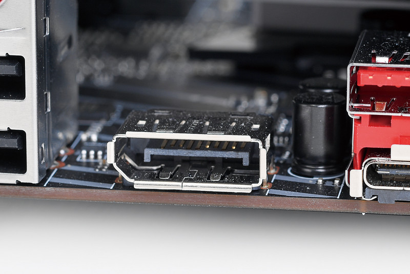 内蔵GPUを使用して4K/60Hz出力するにはDisplayPort 1.4もしくはHDMI 2.0対応ポートが必要。HDMI 2.0対応ポートを搭載する製品は少ないので要注意。HDMI 1.4で4K対応をうたう製品もあるが、リフレッシュレートが30Hz程度となるため、動画やゲームなどではカクツキが発生してしまう