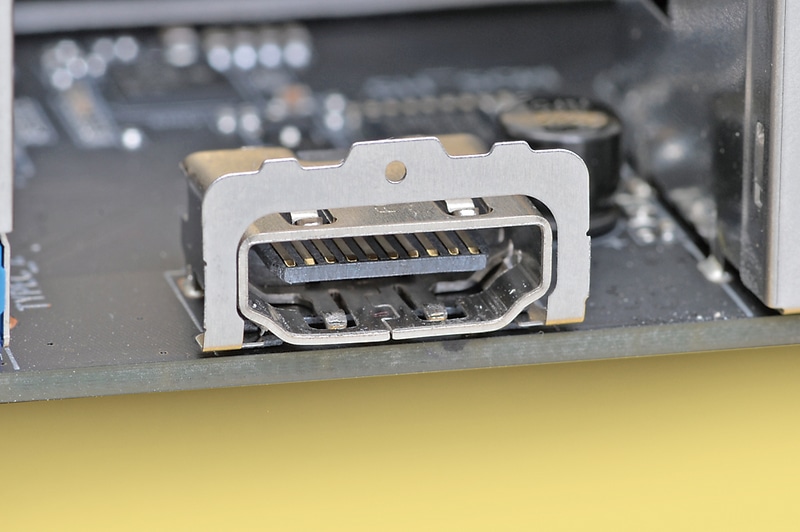 内蔵GPUを使用して4K/60Hz出力するにはDisplayPort 1.4もしくはHDMI 2.0対応ポートが必要。HDMI 2.0対応ポートを搭載する製品は少ないので要注意。HDMI 1.4で4K対応をうたう製品もあるが、リフレッシュレートが30Hz程度となるため、動画やゲームなどではカクツキが発生してしまう