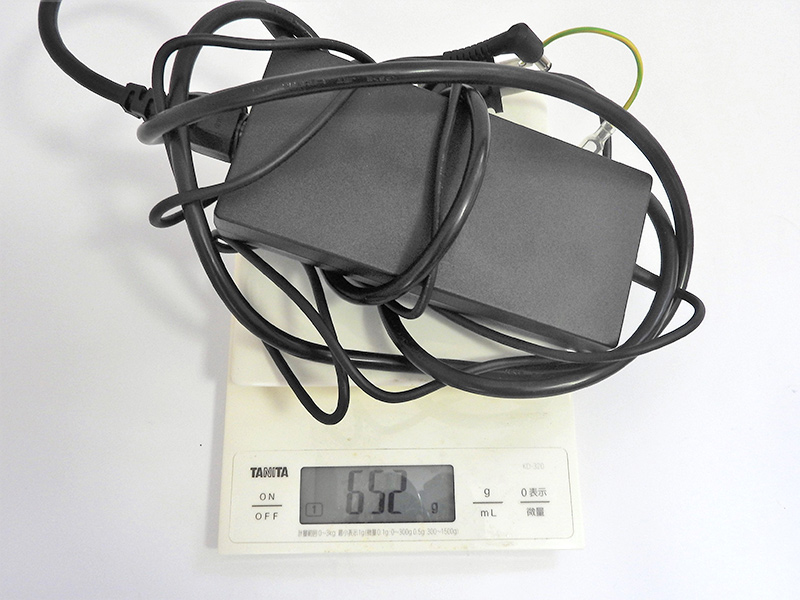 ACアダプタ(ケーブル込み)の重量は実測で652gであった