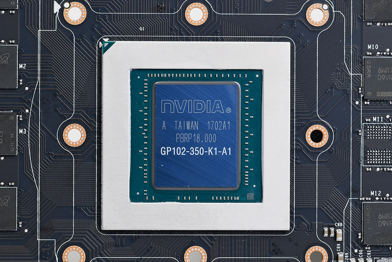 前年に登場したTITAN Xより高速ながら価格は6割程度という圧倒的コスパでハイエンドGPU市場を制圧したのがGTX 1080 Ti。TITAN Vが出るまではシングルGPUでは最速だった