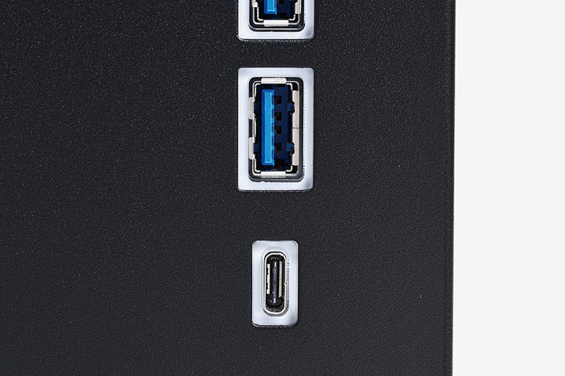 現在は上のType-A形状のUSBポートがほとんどだが、今後は下のType-C形状が主流になる