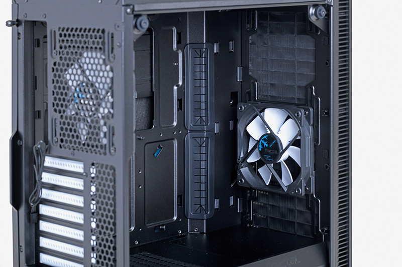 5インチベイを削除することで、前面スペースの自由度が飛躍的に高まる。36cmクラスの大型水冷ラジエータを、このスペースに組み込めるようにしたモデルも多い