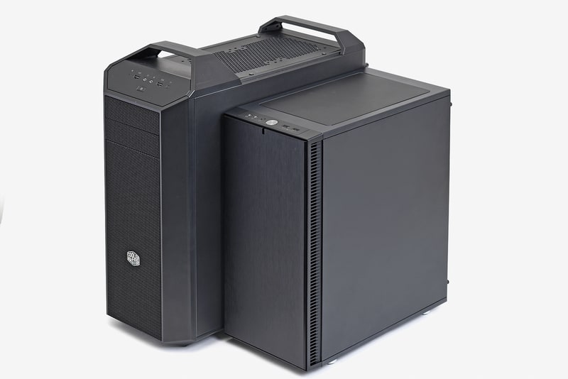 左はCooler Masterの「MasterCase 5」、右は5インチベイを搭載しないFractal Designの「Define C」。構造の最適化で、サイズもかなり小さくなる