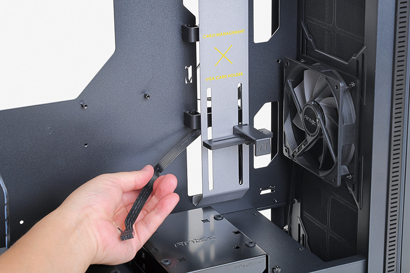 マザーボードベース裏面のスペースに、ケーブルを通すルートを作り、ケーブル整理をしやすくしているモデルが登場