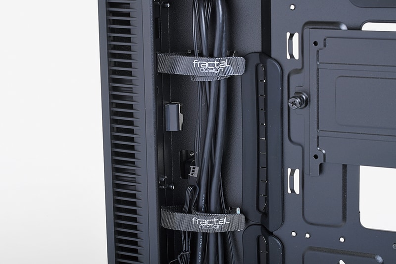 着脱が簡単で、何度でも満足できるまでケーブル整理をやり直せる面ファスナー付きのモデルも便利だ