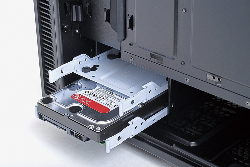 5インチベイを削除したモデルの大半は、3.5/2.5インチベイを前面近くに2、3基搭載する程度だ