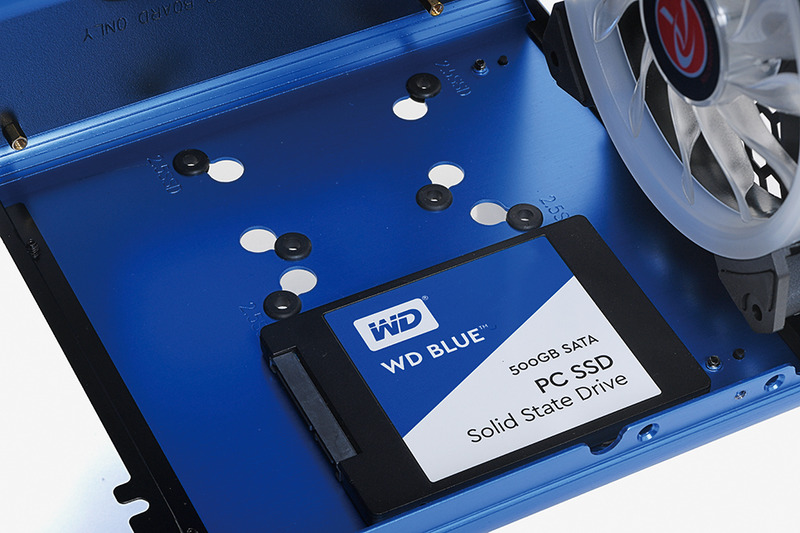 Mini-ITX対応モデルでは、底面やフロントパネルの裏など、思いもよらぬ場所に2.5インチシャドーベイを搭載していることがある