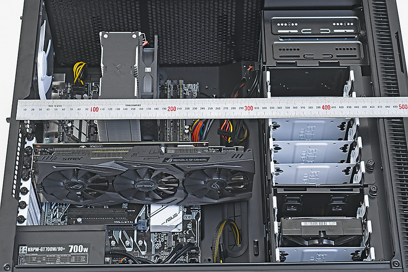 どのくらいのサイズのビデオカードを組み込めるかを示す数値だ。長さがそれ以上だと、物理的に組み込めない。ハイエンドビデオカードを使うなら30cmは確保したい