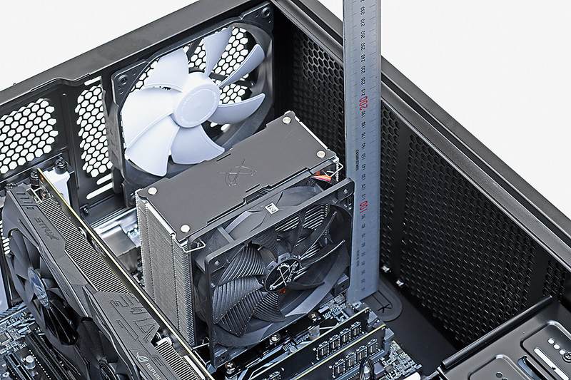 どのくらいの高さのCPUクーラーを組み込めるかを示す数値だ。高さがそれ以上だと、側板が閉まらなくなる。初代虎徹が入る16cmがつぶしの効く値