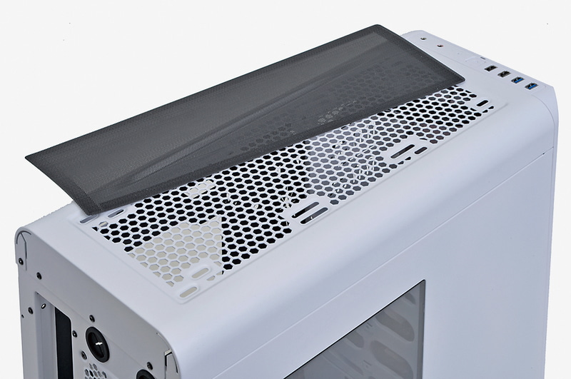通気口となる細かい穴があいた「メッシュ構造」を各部に採用するモデルでは、基本的に冷却性能が高い。マルチGPUやCPUのOCなどを狙う場合に