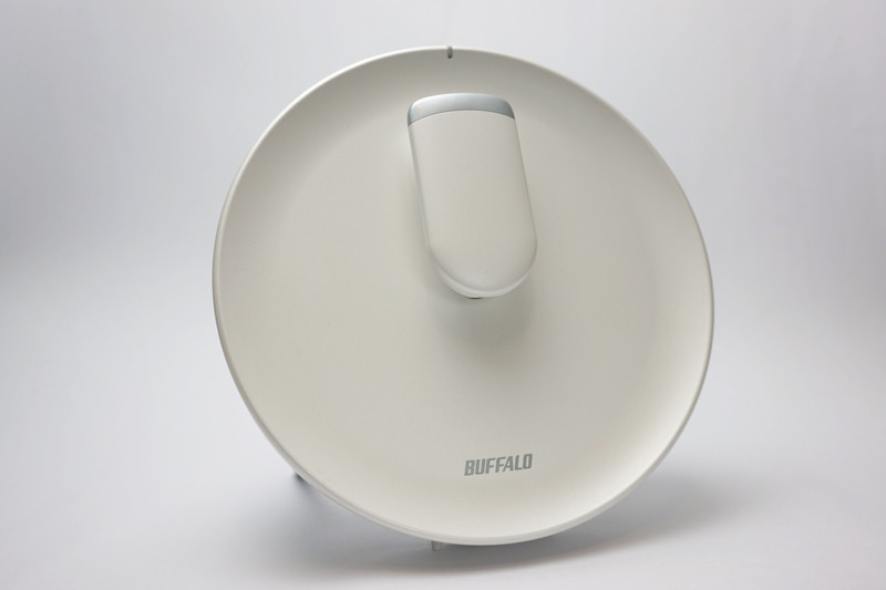 斜め前から。丸いアンテナそのもの。手にとると陶器のお皿のような重量感