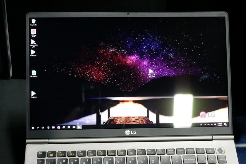 ディスプレイはフルHD表示対応の15.6型液晶。In Cell Touchパネルの採用により、タッチ操作に対応している