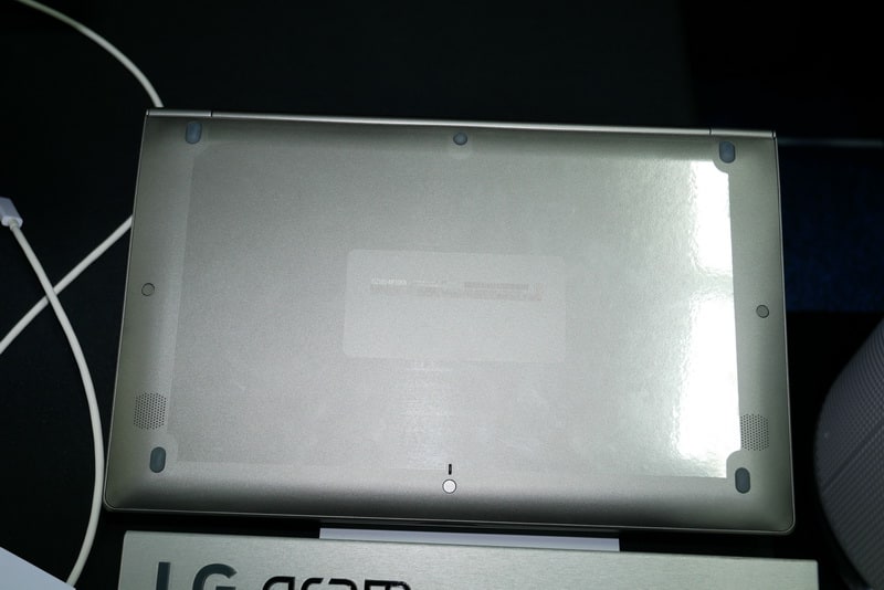 底面。フットプリントは355.6×225.8mm(幅×奥行き)